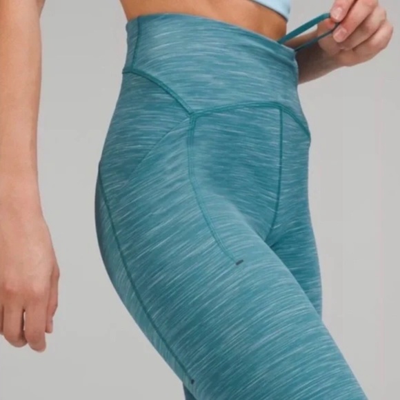 Lululemon High Rise Leggins with Pockets - Picture 2 of 4